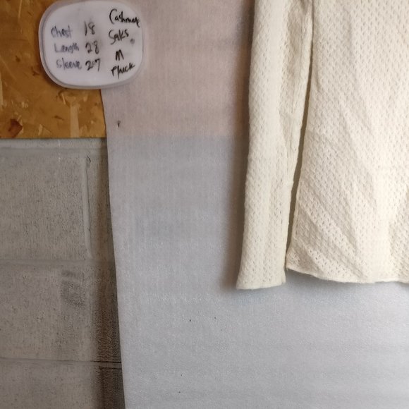 Saks POINTELLE TURTLENECK PURE CASHMERE LONGSLEEVE SWEATER M with measurements - Picture 4 of 6